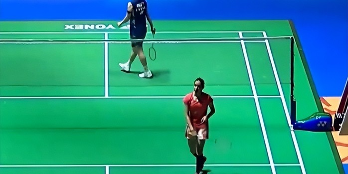 无惧出轨流言风波！拉塞尔社媒晒自己和女友游艇亲密共舞动态