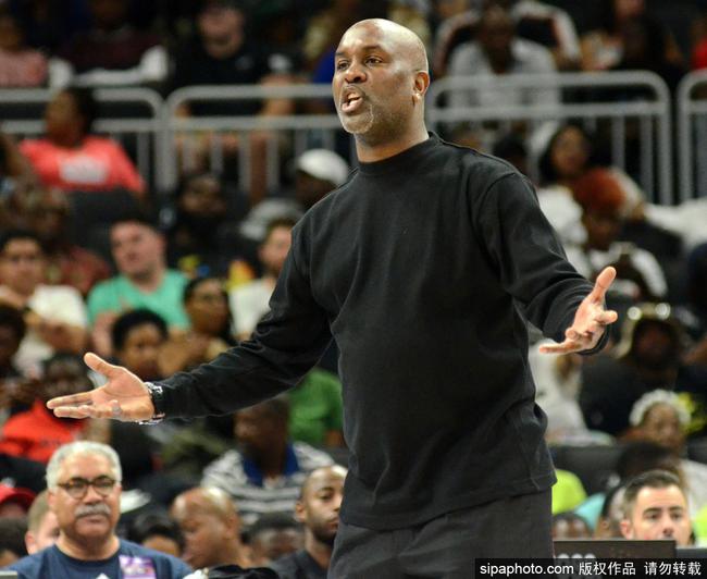 界为之侧目 界为之侧目